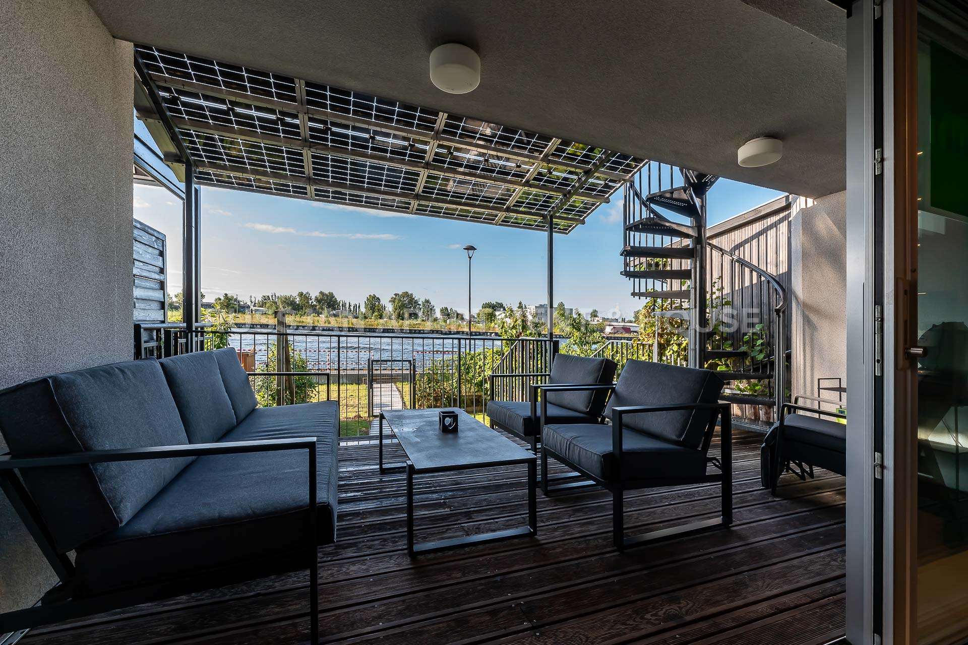 z balkonem, tarasem 50 m2