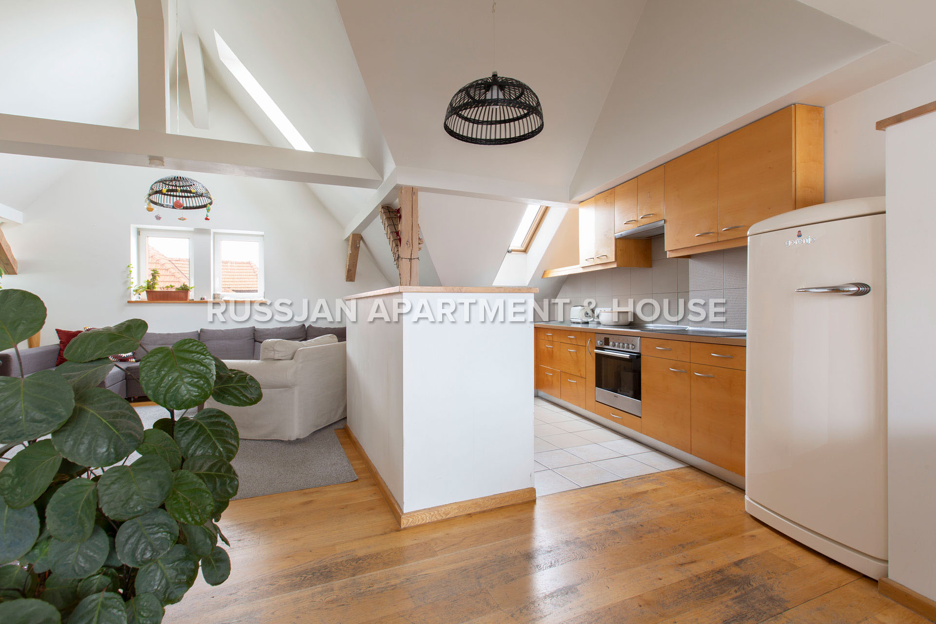 Apartament Sopot Dolny - Wyjątkowy, klimatyczny apartament zlokalizowany na poddaszu jednej z sopockich, odrestaurowanych kamienic, z widokiem na morze - Russjan