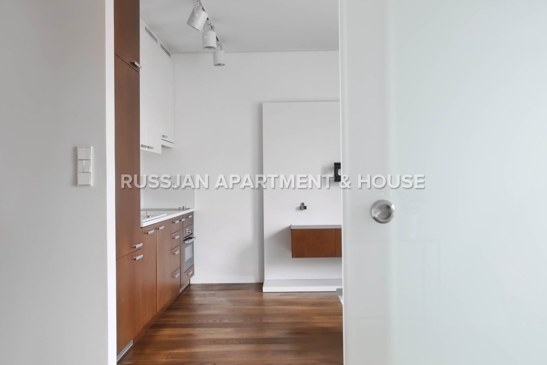 Mieszkanie Gdynia Śródmieście - Mieszkanie 112,30 m2 zaaranżowane jako dwa niezależne lokale, idealny biznes przystosowany do wynajmu lub bardzo wygodna przestrzeń dla rodziny. - Russjan